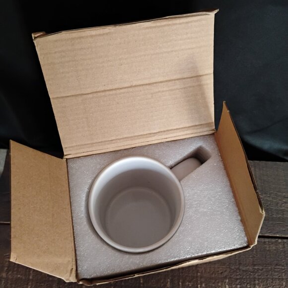 RETIRED GIFT MUG WHAT DO YOU CALL A PERSON WHO IS HAPPY ON MONDAY? Happy… - Picture 4 of 6